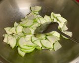 麻油絲瓜炒鴻禧菇的食譜步驟2照片