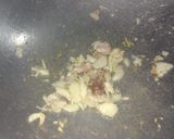รูปขั้นตอนการทำที่ 2 ของ ผัดกุ้งกระเทียม (แบบมีน้ำ)
