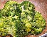 Foto del paso 2 de la receta: Salmón al curry con brócoli salteado