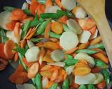Foto langkah ke 3 dari resep Sop jamur enoki.