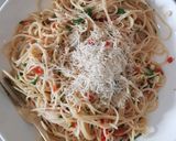 A picture of step 2 of Spaghetti Aglio E Olio.