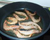 Foto del paso 1 de la receta: Arroz con anillas, langostinos y almejas