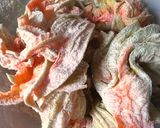 Foto del passaggio 5 della ricetta Tagliolini, crema di zucchine e pinoli con fiori croccanti