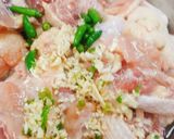 Hình bước làm 2 của món Lẩu gà ớt hiểm nấu bằng gia vị lẩu thái nêm sẵn
