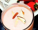 व्हाइट चॉकलेट और स्ट्रॉबेरी होट शेक (White chocolate aur strawberry hot shake recipe in Hindi) रेसिपी चरण 5 फोटो