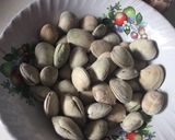 Foto del paso 1 de la receta Fideos con cazón, almejas y gambas en amarillo