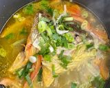 Foto langkah ke 4 dari resep Sop Kepala Ikan Salmon.