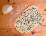 Medvehagymával megbolondított sajtkrémmel töltött kifli recept fázis 5 fotója