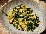 Revuelto de ajetes, espinacas y gambas