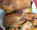 Foto del paso 3 de la receta: Tostadas de salmón y aguacate