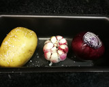 Foto del paso 1 de la receta: Patata, cebolla morada y cabeza de ajo al horno