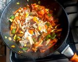 Foto del paso 3 de la receta: Verduras al woock, con salsa soja y hongos en escabeche. #delan