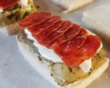 Foto del passaggio 5 della ricetta Tramezzini piccanti con salame e carciofi