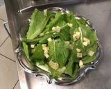 Une image de l'étape 4 de Salade de romaine aux deux fromages de brebis et herbes aromatiques.