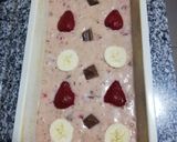 Foto del paso 4 de la receta: Queque de plátano, frutilla y chocolate picado
