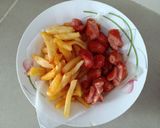 Hình bước làm 2 của món Khoai tây xúc xích chiên giòn