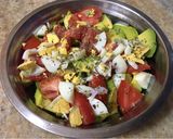 Foto del paso 1 de la receta: Ensalada de tomate 🍅/ palta 🥑 y huevo 🥚