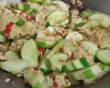 Foto langkah ke 3 dari resep Tumis Pedas Timun Telur.