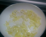 Foto del paso 2 de la receta: Bacalao desmigado con pimientos sobre lombarda con sésamo y queso parmesano