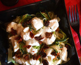 Foto del paso 3 de la receta: Espaguetis de calabacín (zoodles) con mozzarella fresca y salmón a la plancha