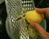 รูปขั้นตอนการทำที่ 1 ของ Rösti (เริอช-ติ) มันฝรั่งขูดทอดแผ่น