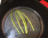 Foto del paso 3 de la receta: Revuelto de langostinos, setas y cebolla caramelizada