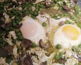 Foto del passaggio 2 della ricetta Zuppa di piselli, funghi e uova in camicia