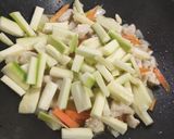 Foto del paso 3 de la receta Fideos de arroz con verduras pollo y gambas 🫑🥑🍗🦐