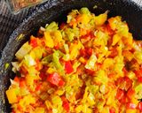 शिमला मिरची - फेटा लेट्युस टॉस (Shimla mirchi / Bell Pepper - Feta Lettuce Toss recipe in marathi) रेसिपी स्टेप 3 फोटो
