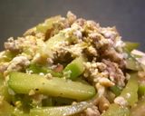 รูปขั้นตอนการทำที่ 2 ของ ฟักแม้วผัดไข่ทานได้ทั้งเปลือก+เมล็ด Stir fried Whole Chayote