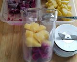 Foto langkah ke 2 dari resep Pineapple Dragon Fruit Smoothie with Toppings.