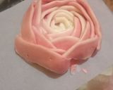 Foto langkah ke 7 dari resep Chocolate Muffin Flower Bouquet Cake.