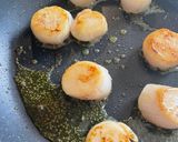A picture of step 5 of Pan Fried Scallops With Garlic & Lemon 🍋.