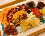Hình bước làm 1 của món Đĩa thịt nguội và phô mai đãi khách (Cheese Plate)