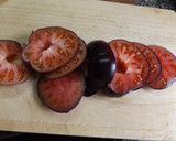 Foto del paso 1 de la receta: Fuente de tomates Monterrosa y tomates azules con rúcula