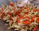 Foto langkah ke 5 dari resep Tumis kembang kol, wortel dan jagung manis.