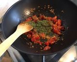 Une image de l'étape 11 de Sundakai aux tomates et épices indiennes.