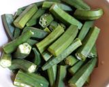 A picture of step 3 of Bhindi curry.