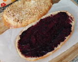 Foto del paso 16 de la receta: Coca de Sant Joan 2024 v1: De piñones rellena de nata y coulis de frutos rojos