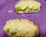Foto del paso 2 de la receta: Tostas de aguacate con queso gratinado y jamón