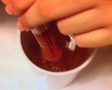 Foto del paso 2 de la receta: Canapés de caviar falso de tomate