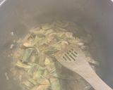 Foto del paso 3 de la receta: Pollo con alcachofas y vino blanco