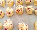 Baconos, sajtos pizzatekercs recept fázis 4 fotója