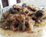 Foto del paso 5 de la receta: Arepa con salteado de berenjena, calabacín, cebolla y pasas de uva🍘🍆🥒🌰🍇🥓🍘