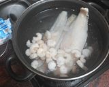 Foto del paso 1 de la receta: Empanadillas de merluza, gambas, palitos de cangrejo y huevo duro al horno con ensalada