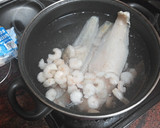 Foto del paso 1 de la receta: Empanadillas de merluza, gambas, palitos de cangrejo y huevo duro al horno con ensalada