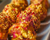 Foto del paso 3 de la receta: Bolitas de queso con jamón, frambuesa y pistachos