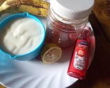 A picture of step 1 of Banana Strawberry Frozen Yorghut.