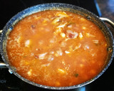 Foto del paso 10 de la receta: Garbanzos en salsa de tomate con pollo y butifarra a la barbacoa