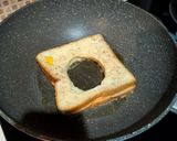 Foto langkah ke 6 dari resep Egg in Hole French Toast.